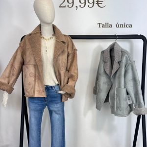 Abrigo corto abierto forrado de borrego sintético con dibujos bordados