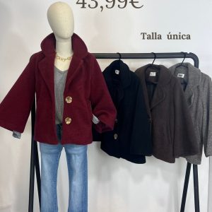 Abrigo corto tipo paño con solapas y botones