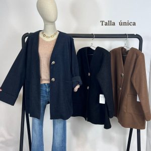 Abrigo tipo paño cuello V botones dorados