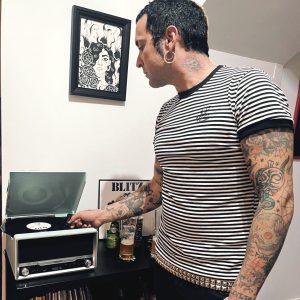 CAMISETA HARD TO HANDLE RAYAS BLANCAS Y NEGRAS