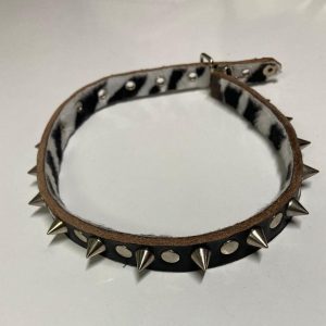 COLLAR FORRO INTERIOR CEBRA CON PINCHOS Y REMACHES