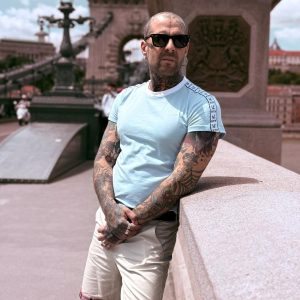 CAMISETA AZUL CLARO RIBETE BLANCO HARD TO HANDLE