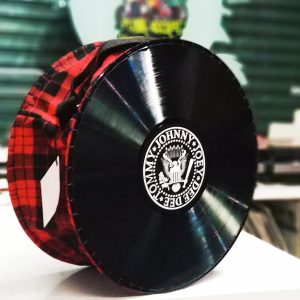 BOLSO LP RAMONES CUADROS ROJO Y NEGRO