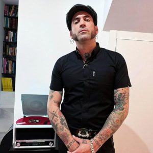 CAMISA NEGRA DE MANGA CORTA HARD TO HANDLE