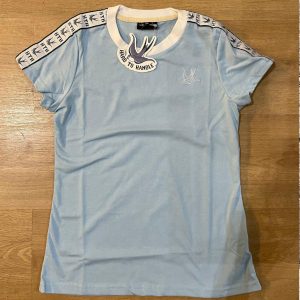 CAMISETA  CHICA AZUL CLARO RIBETE BLANCO HARD TO HANDLE