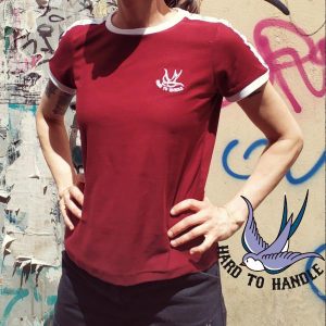 CAMISETA CHICA GRANATE RIBETE BLANCO HARD TO HANDLE