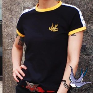 CAMISETA CHICA NEGRA RIBETE AMARILLO HARD TO HANDLE