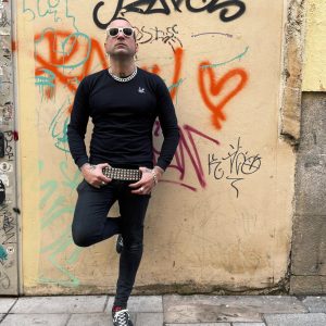 CAMISETA NEGRA MANGA LARGA HARD TO HANDLE