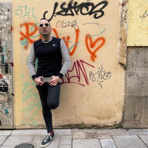 CAMISETA NEGRA MANGA LARGA RAYAS HARD TO HANDLE