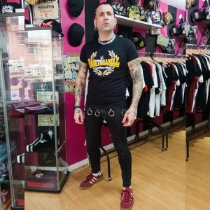 CAMISETA SUBURBAN REBELS AMARILLA LAUREL HARD TO HANDLE